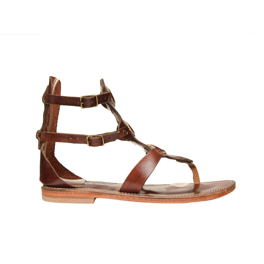 a close up of a pair of sandals with straps on them